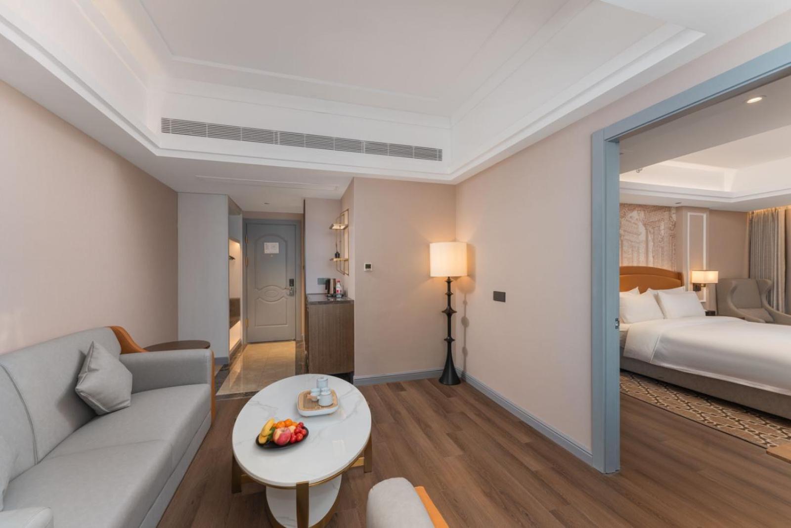 Vienna International Hotel (Shanghai National Exhibition and Convention Center Cao'an Road) 25/28