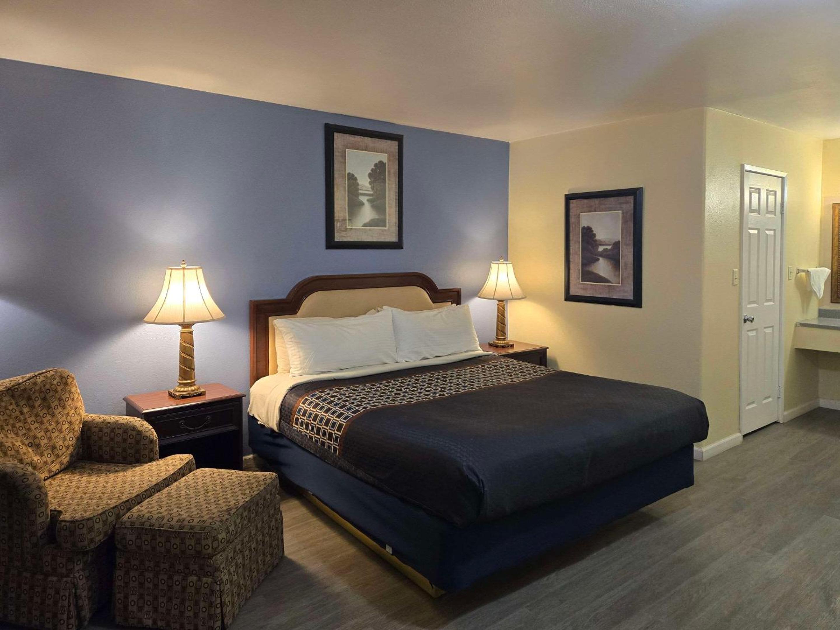 غرفة بسرير كينج بإطلالة على المسبح، Rodeway Inn & Suites Blythe I-10, CA 3/10