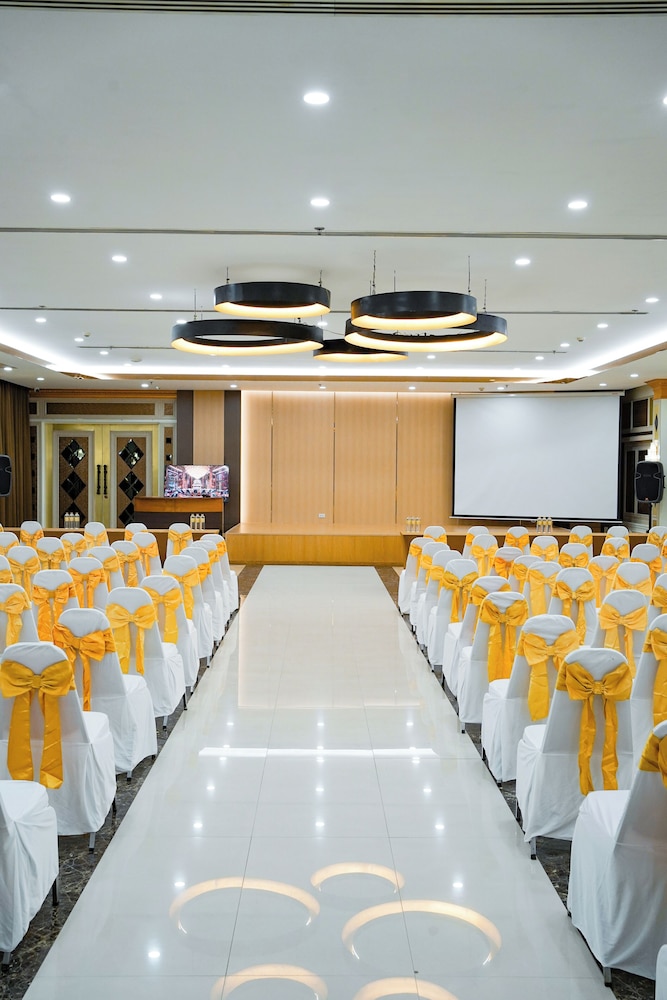 Golden Empire Suvarnabhumi Hotel 42/48