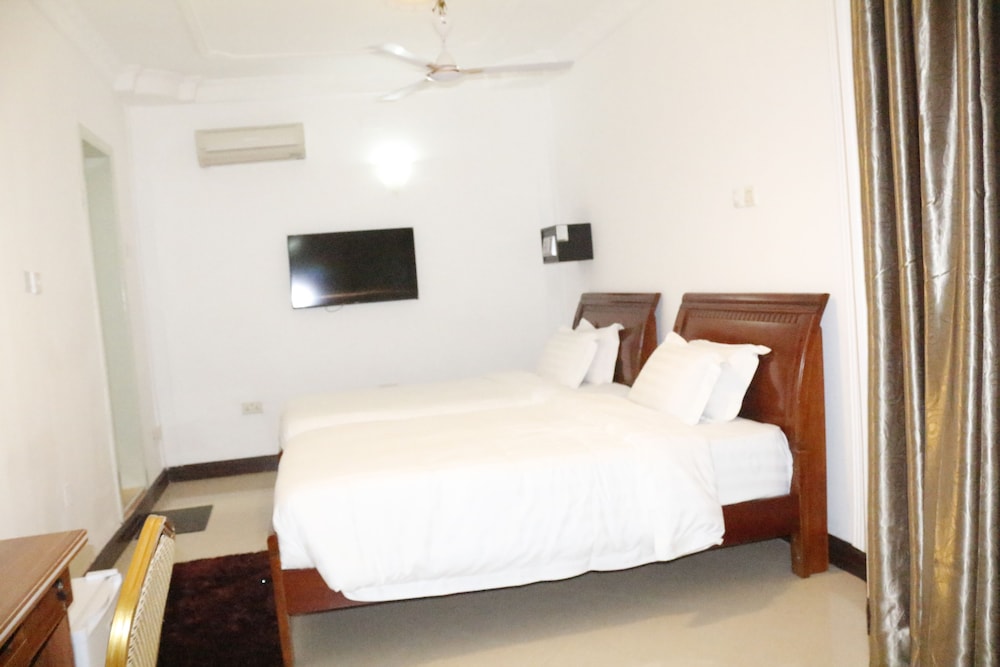 Kingsbridge Royale Hotel 24/50