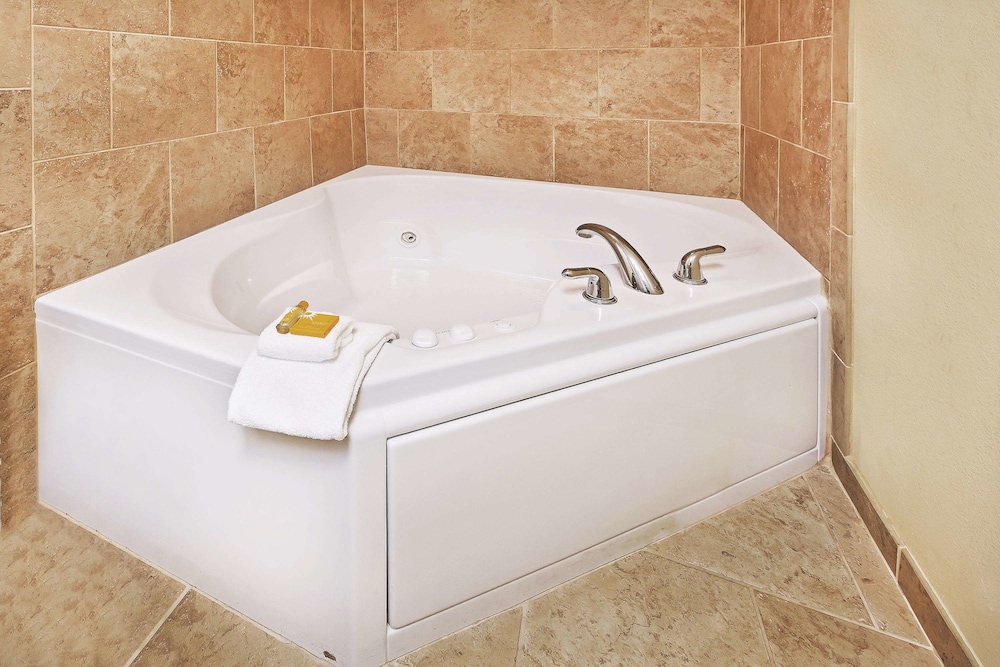 La Quinta Inn & Suites by Wyndham Dickinson 23/50