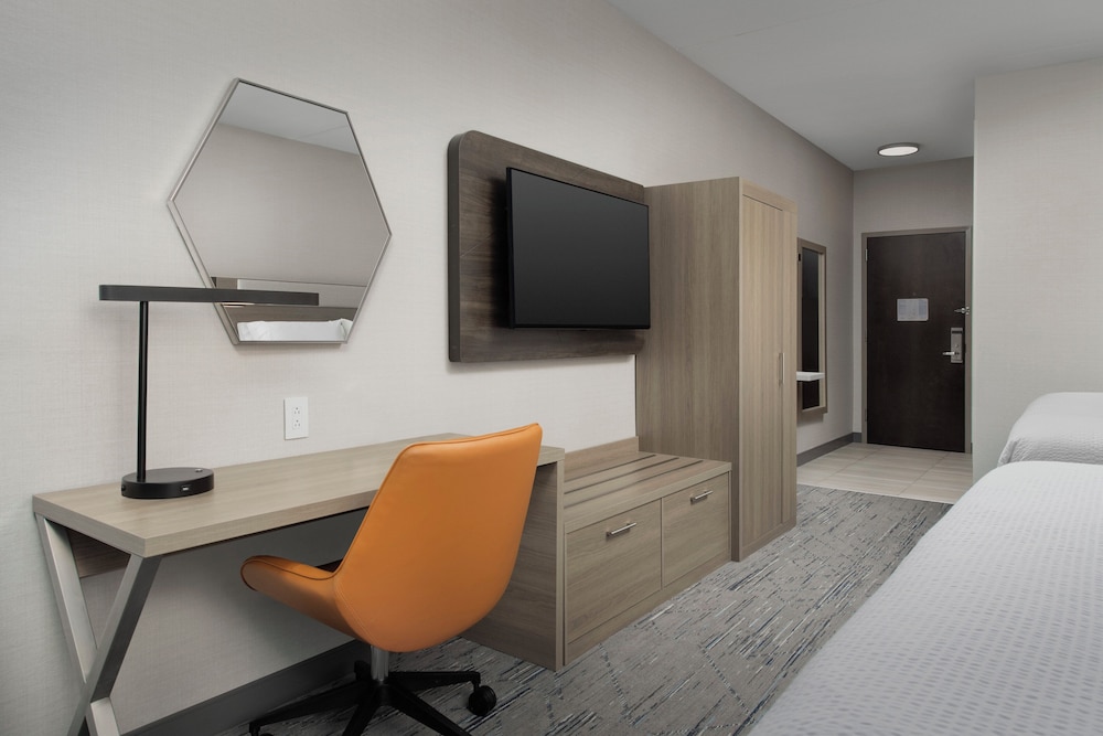Holiday Inn Express Hoteland Suites Knoxville-Clinton 58/65