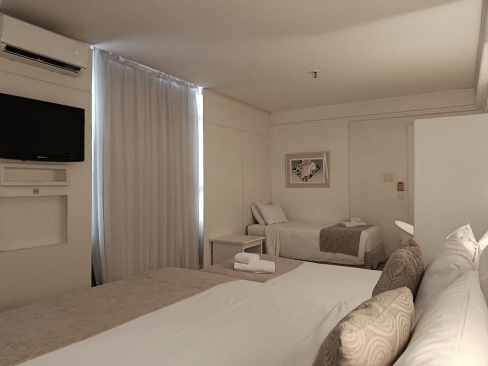 غرفة سوبيريور رباعية بسرير مزدوج وسريرين منفصلين، Boulevard Plaza Hotel 3/10