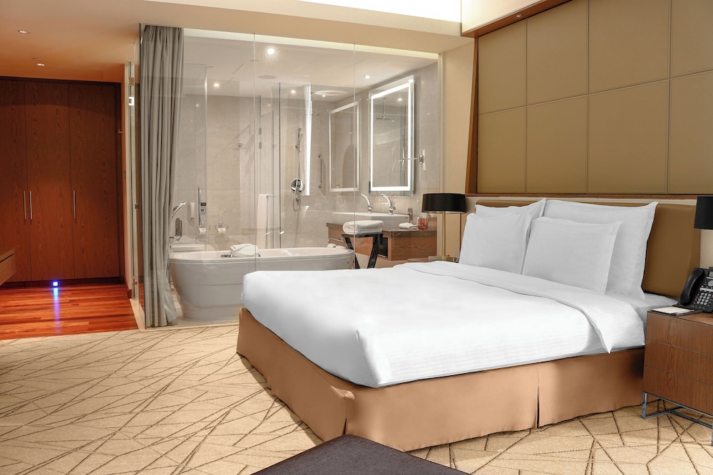 EXECUTIVE, SUITE, KING BED