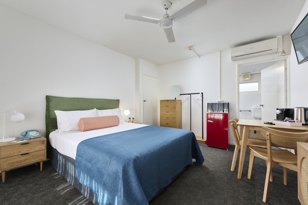 Baileys Parkside Motel by VetroBlu 23/55