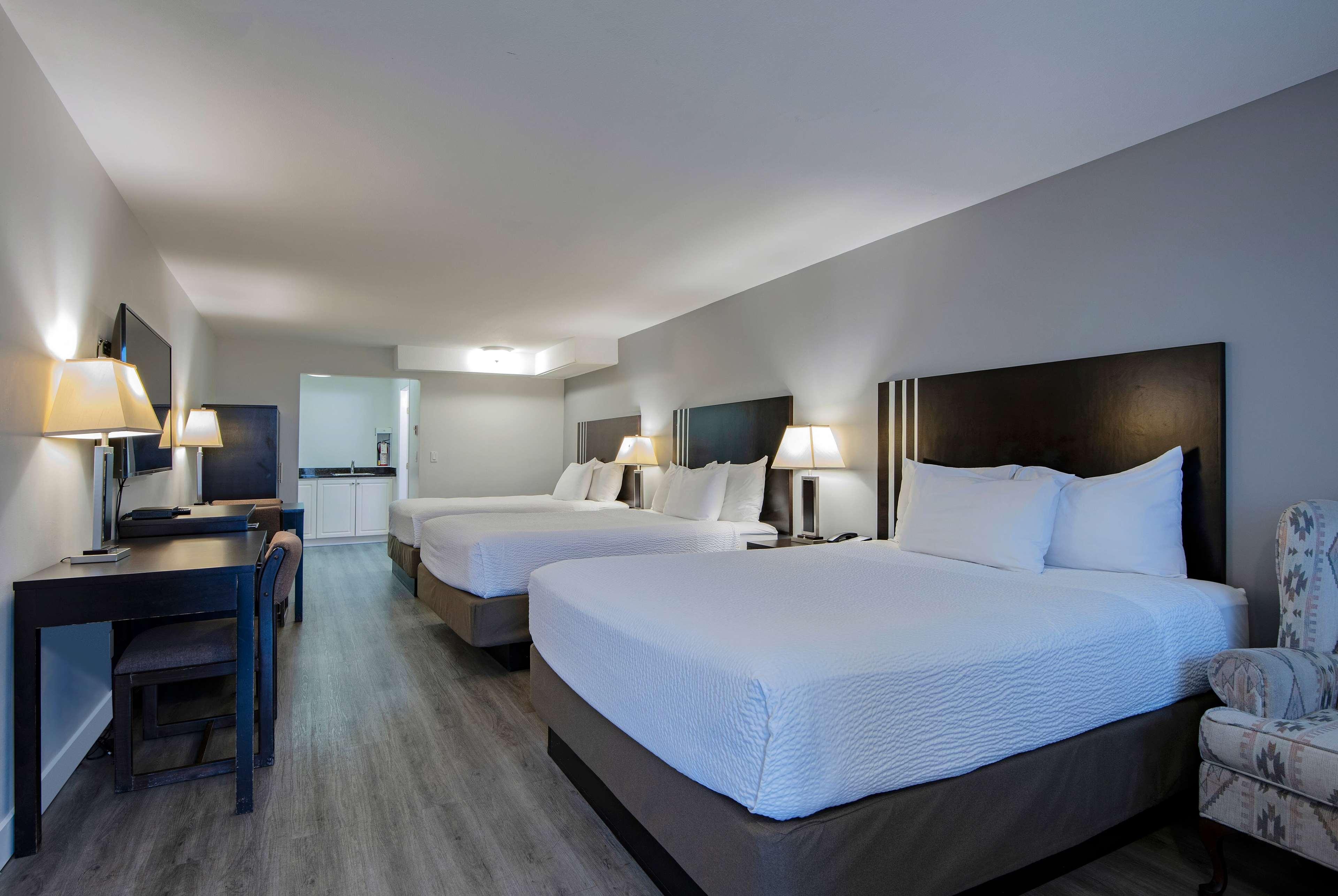 Efficiency, 3 Queen Beds