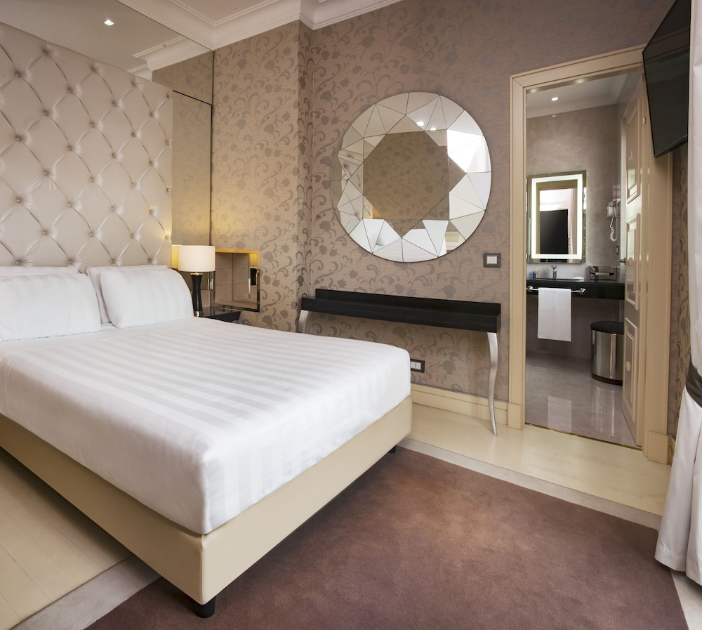 Suite, King Bed, 2 Sofa, Terrace