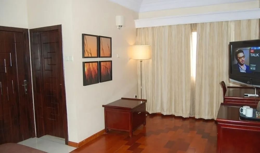 Golden Tulip Owu Crown Ibadan 34/45