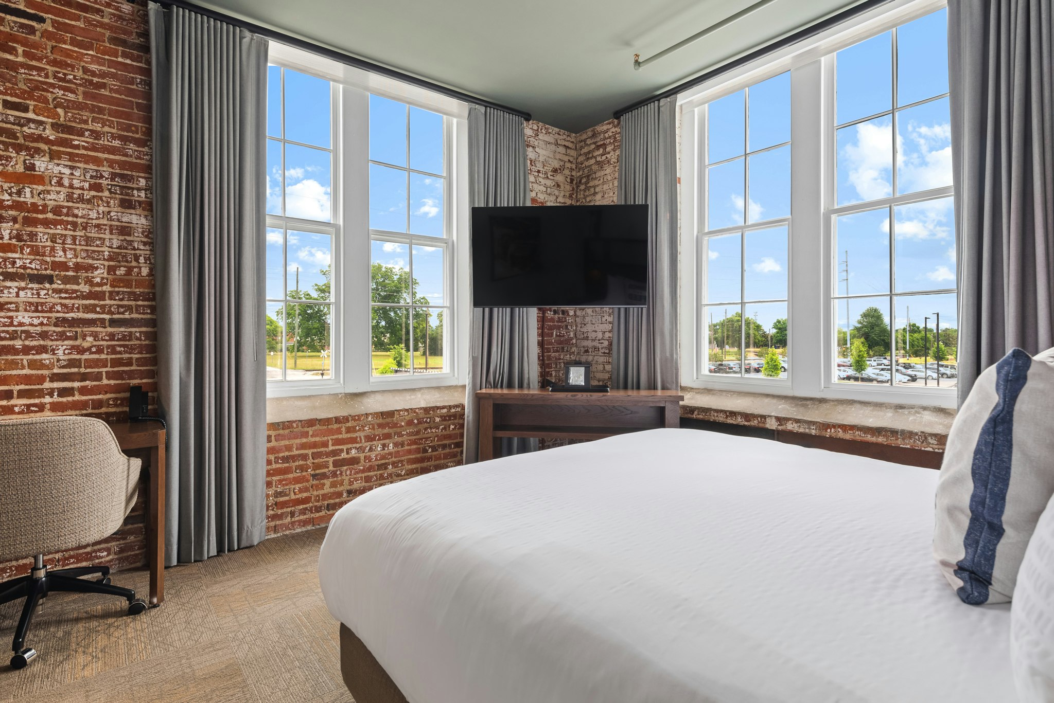 Room, King Bed, River View, Corner