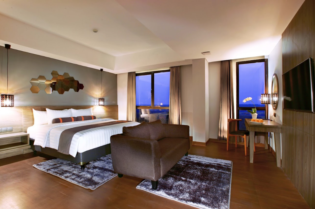 Deluxe, Double Bed, Harper Purwakarta 2/2