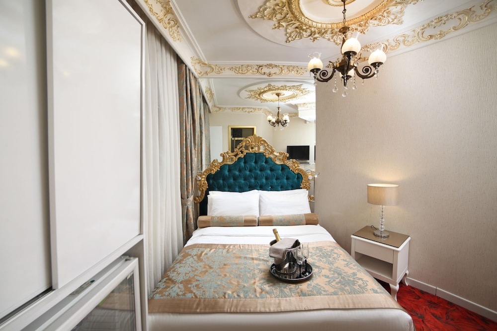 White Monarch Hotel 25/70