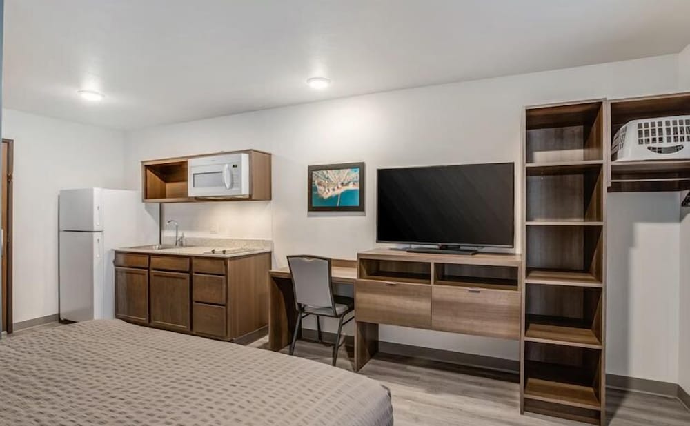WoodSpring Suites Novi Farmington 27/47
