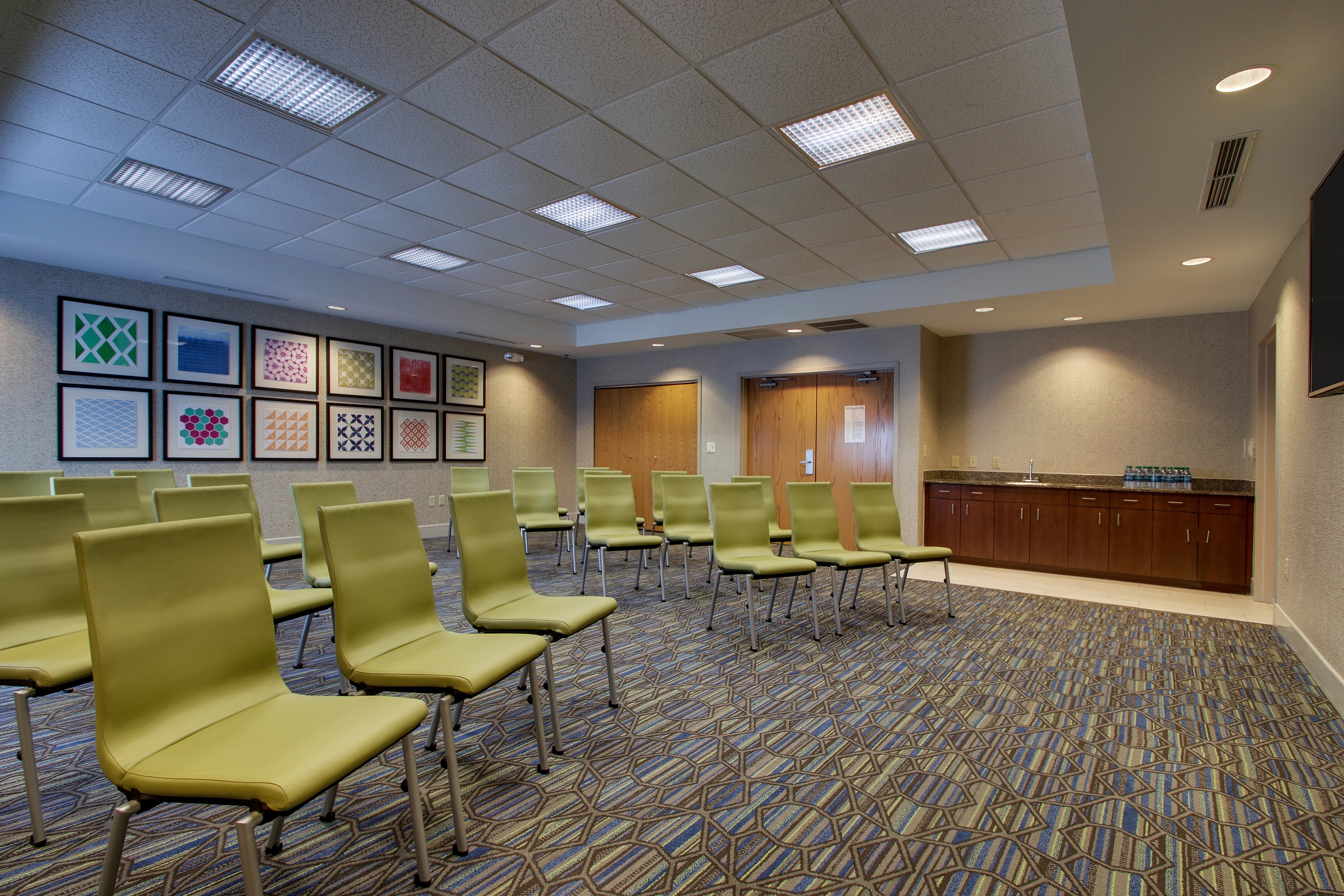 Holiday Inn Express Suites Morris 46/49