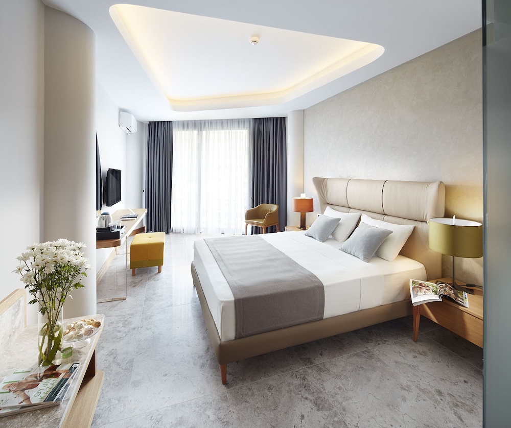 Lalila Blue Suites 24/73