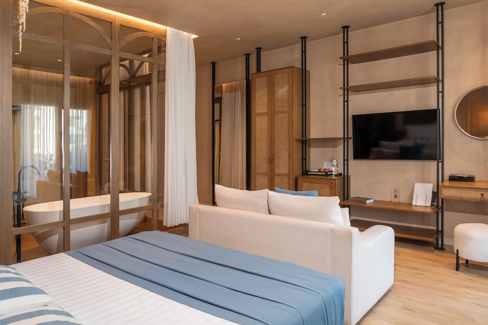 Garden, Suite, King Bed, Sofa, Bathtub