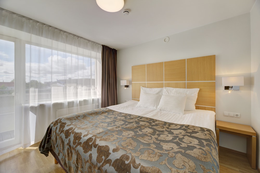 1 Bedroom, Suite, Futon Bed, King Bed, Single Bed, City View, Sofa, Balcony