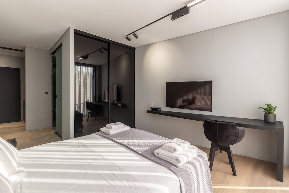 DELUXE, STUDIO, SUITE, HILL VIEW