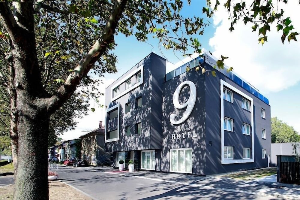 Hotel 9 37/41