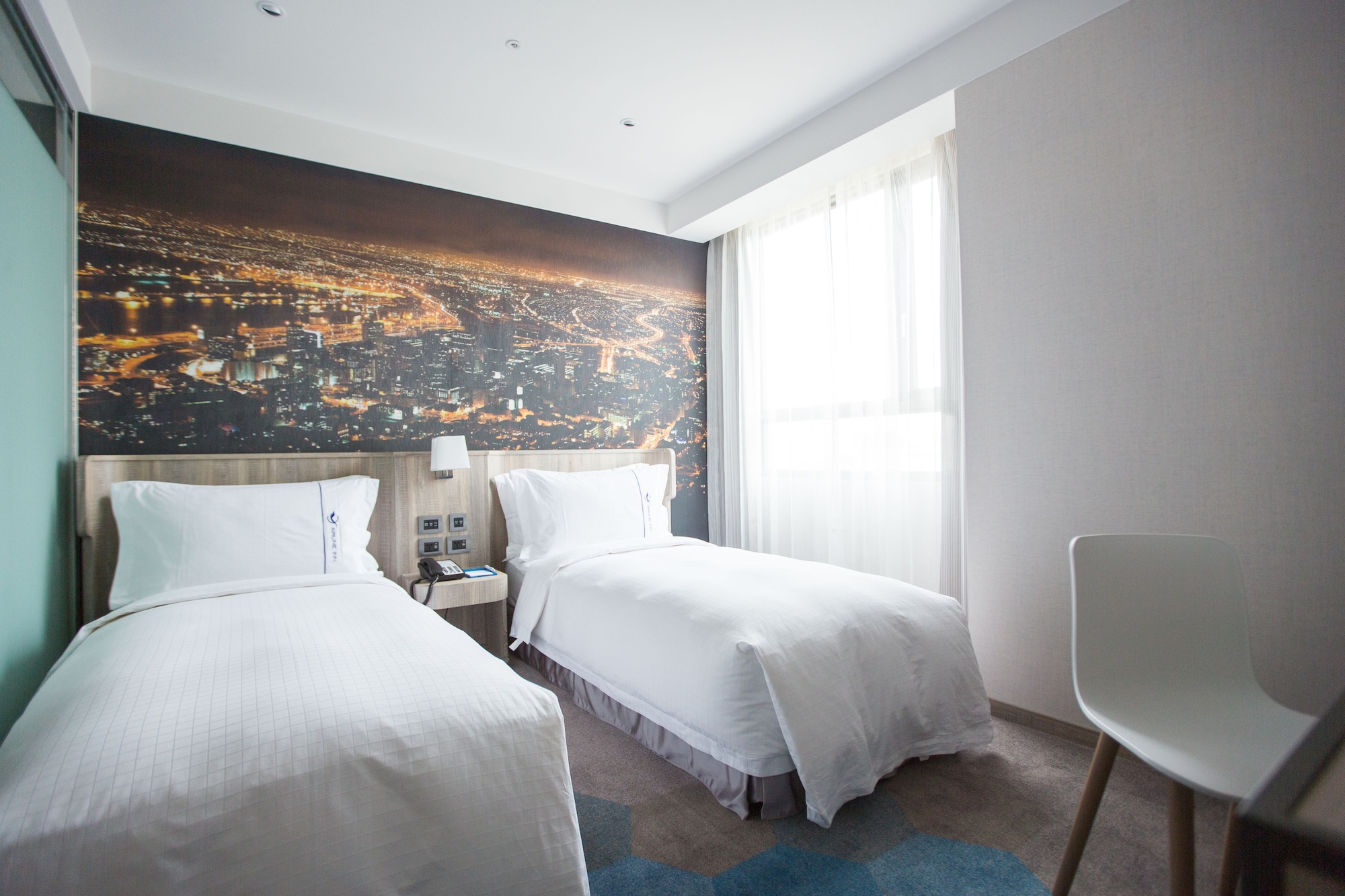 DELUXE, TWIN BEDS