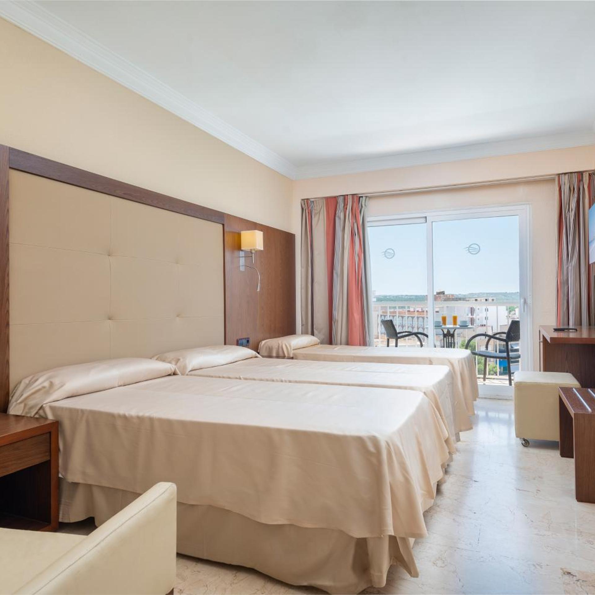 غرفة بسرير مزدوج أو سريرين منفصلين بشرفة مع سرير إضافي، Hotel Torre Azul & Spa - Adults Only 3/9