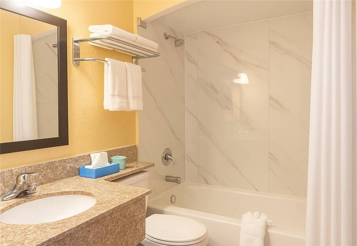 Travelodge By Wyndham Muskegon 8/8