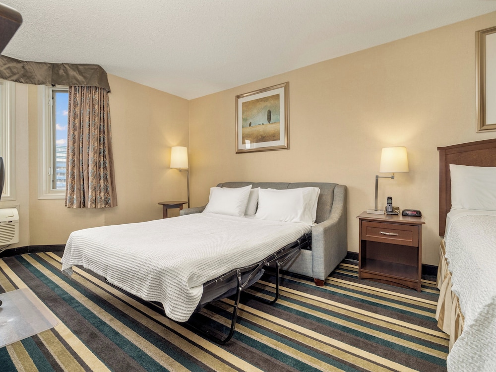 غرفة قياسية بسرير كوين بإطلالة على المدينة مع أريكة، Holiday Inn Conference Ctr Edmonton South 2/5