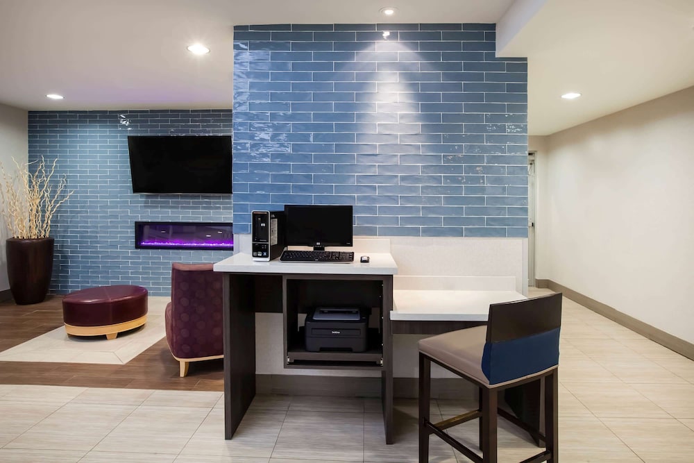 La Quinta Inn And Suites By Wyndham Odessa North 14/17