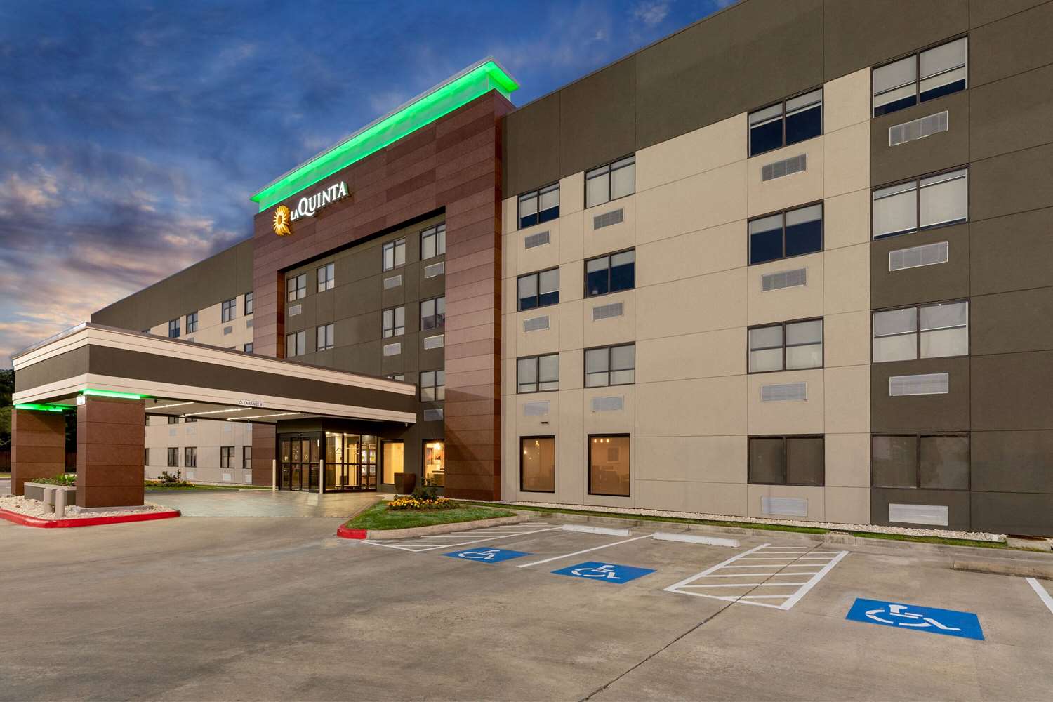 La Quinta Inn & Suites by Wyndham Houston NW Brookhollow 11/15
