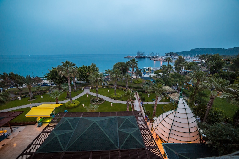 Lancora Beach Hotel 24/50