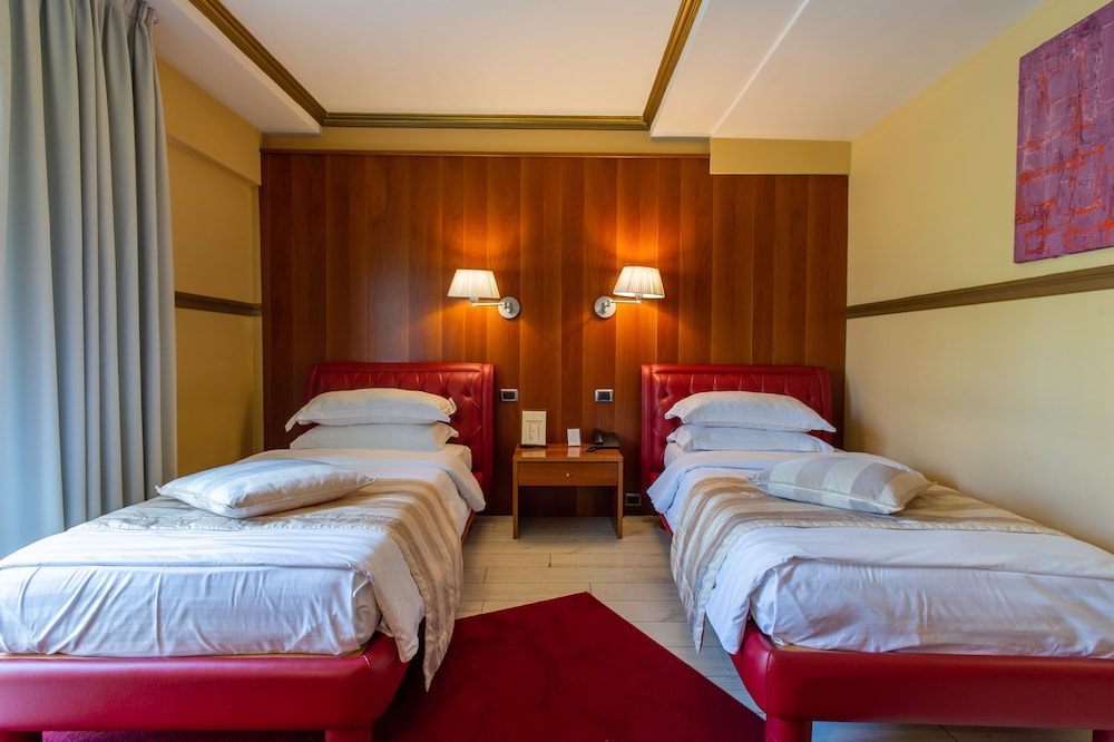 Diplomat Hotel 5/30