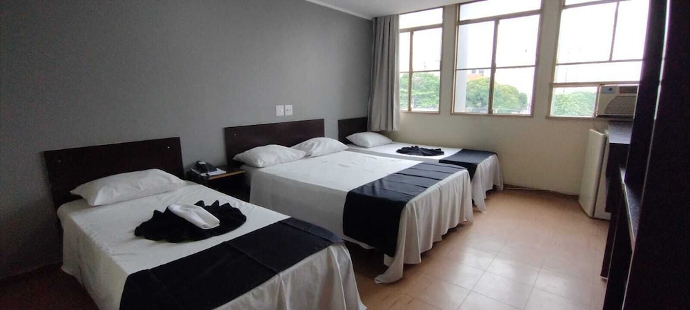 ROOM, TRIPLE, MULTIPLE BEDS