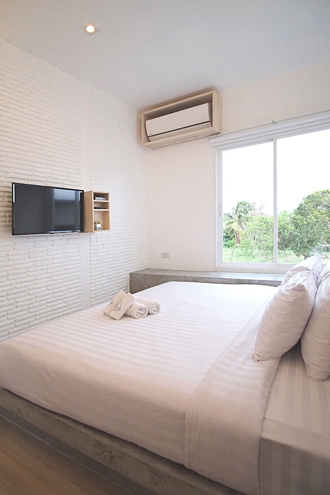 3 BEDROOMS, LOFT, FAMILY, POOL SIDE, HOT TUB