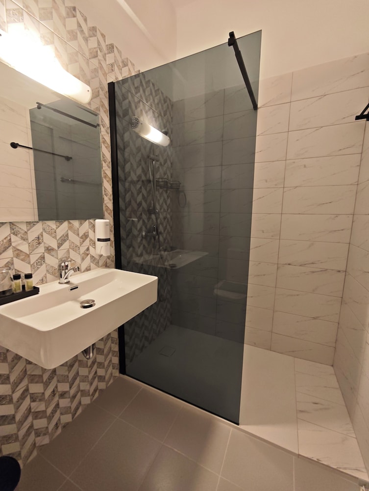Tina Hotel 42/44