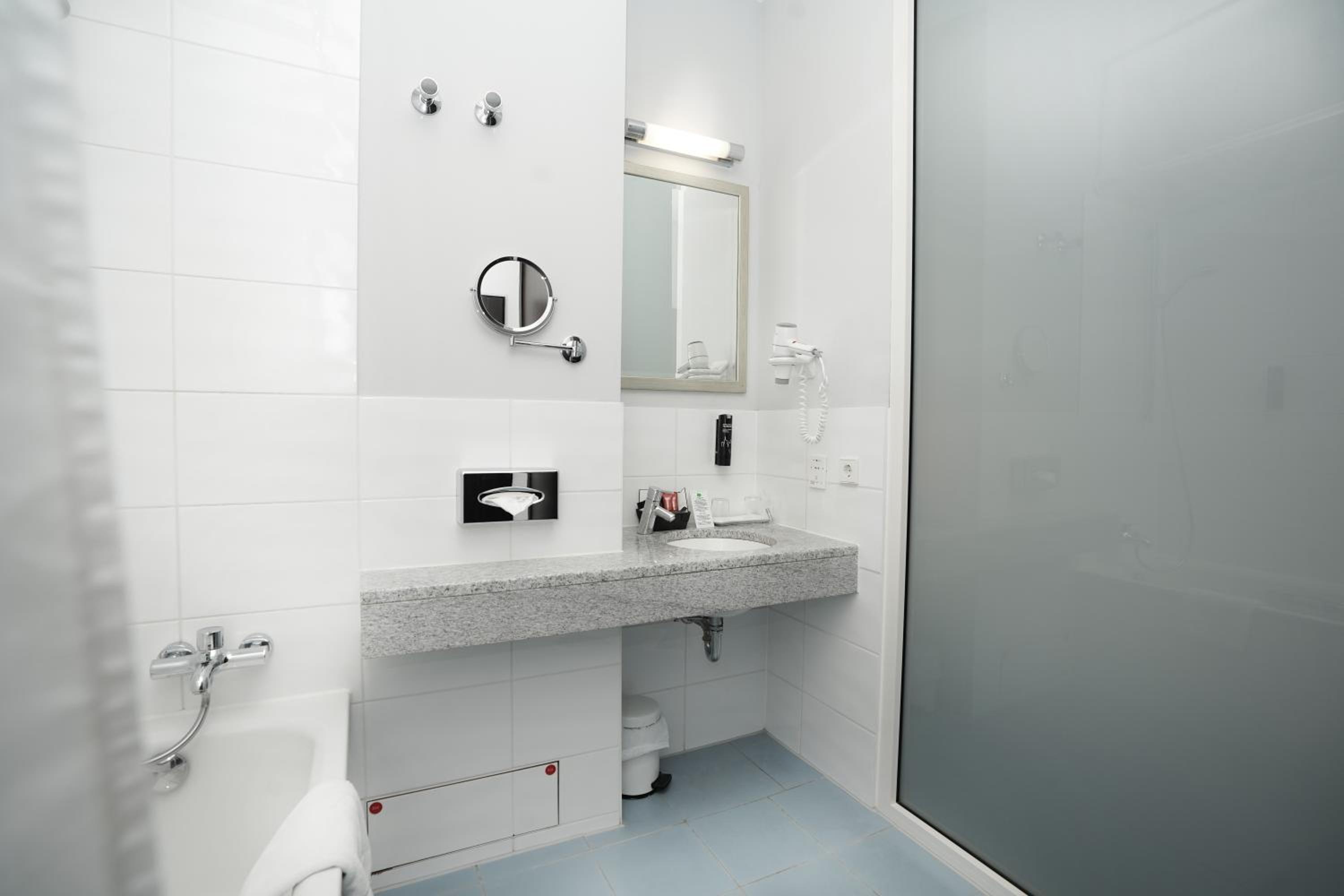 Room, Triple, Single Bed, City View, The Atrium Hotel 7/8