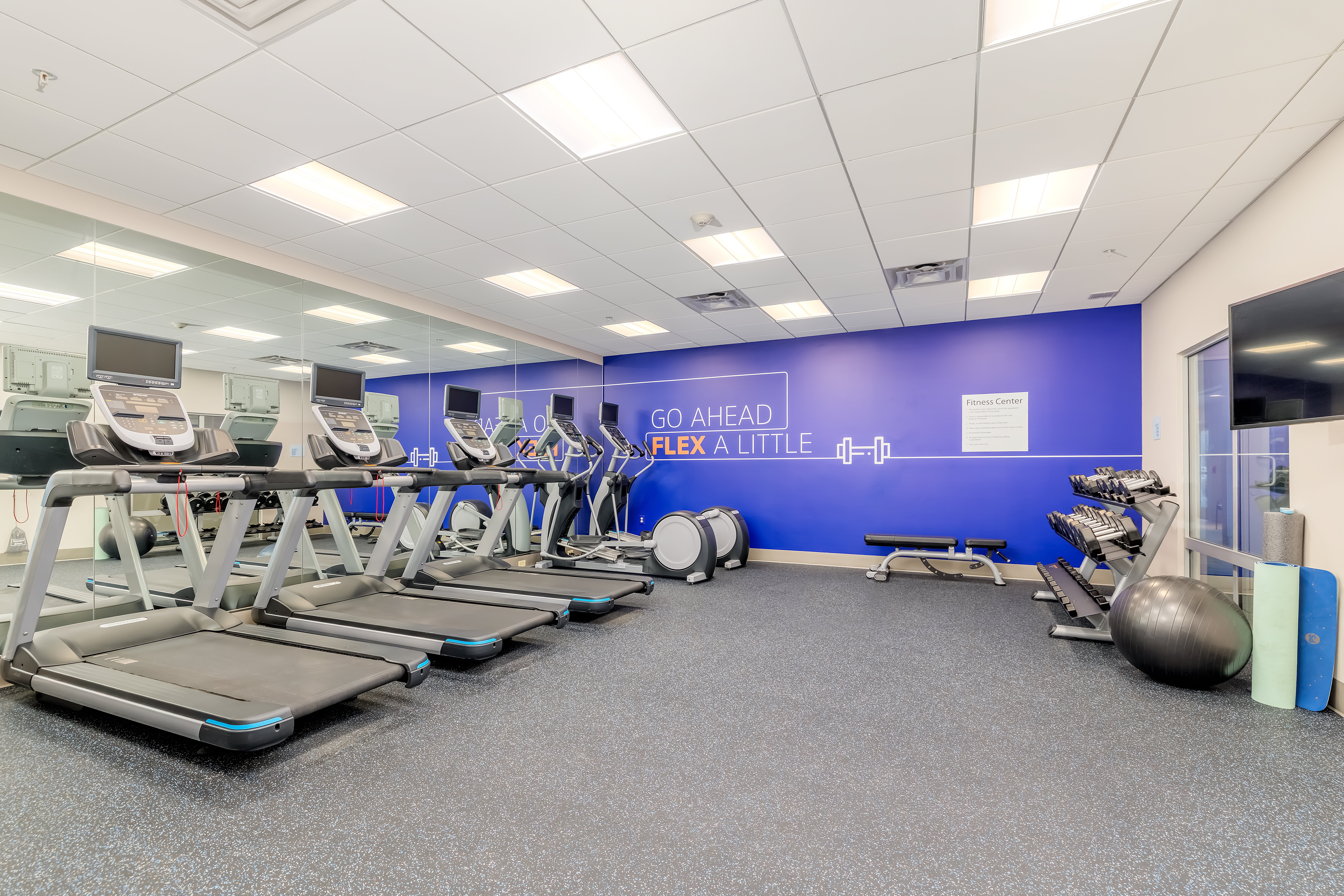 Holiday Inn Express and Suites Medford 26/38