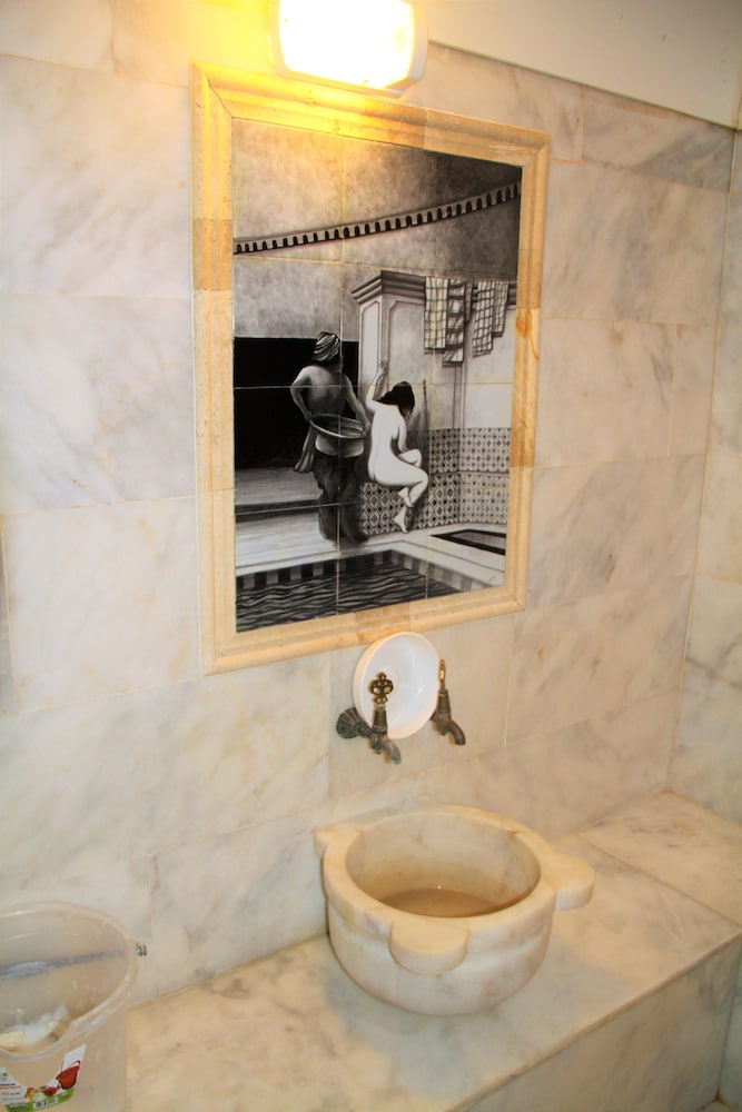 Temple Hotel 17/40