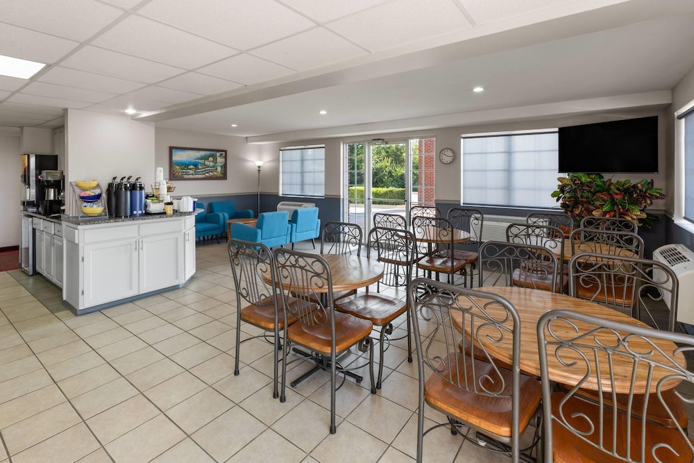 Days Inn by Wyndham Mountain Home 42/55