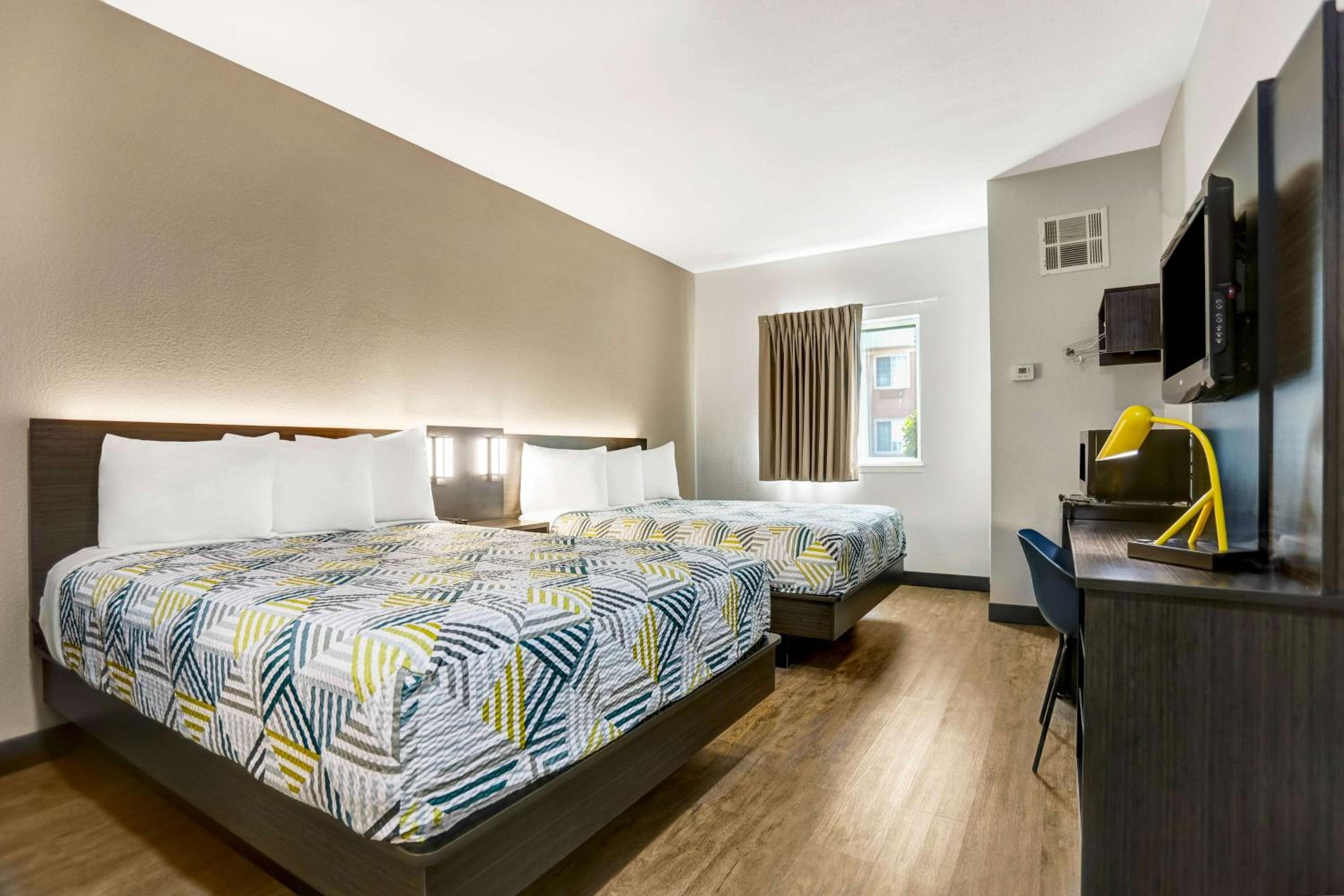 2 Queen Beds - Non-Smoking