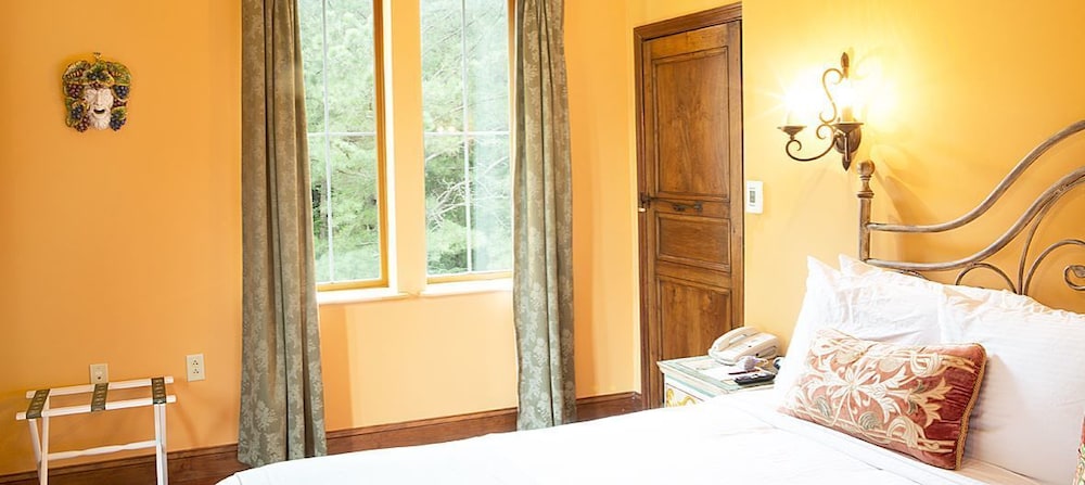 Tuscany, Executive, Suite, King Bed, Sofa، Wedmore Place 2/3