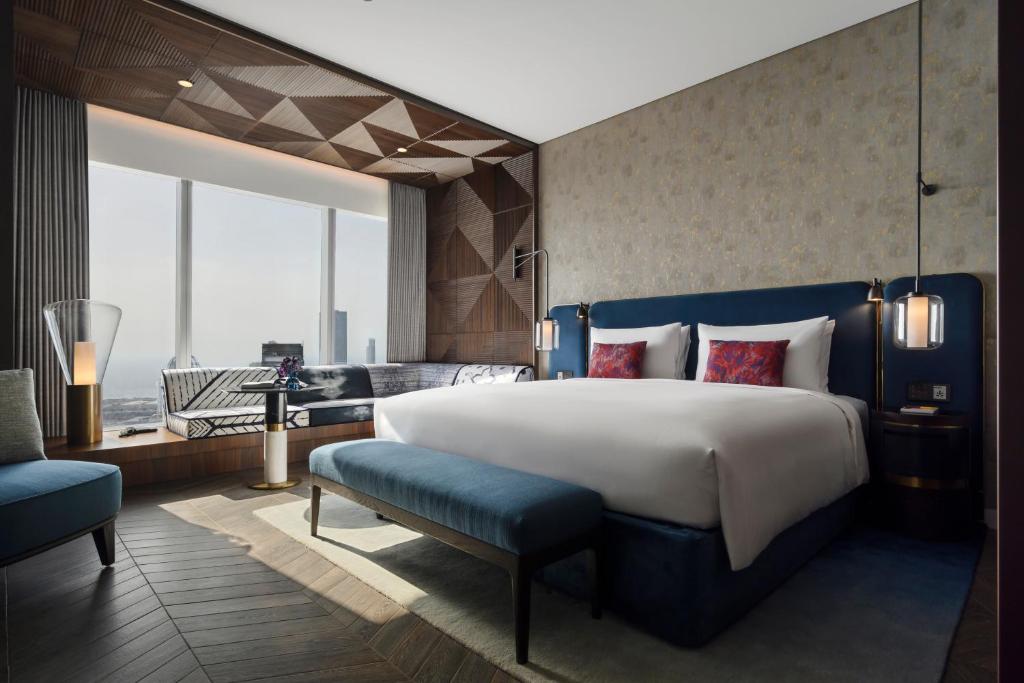 MARINA, STUDIO, KING BED, SKYLINE VIEW