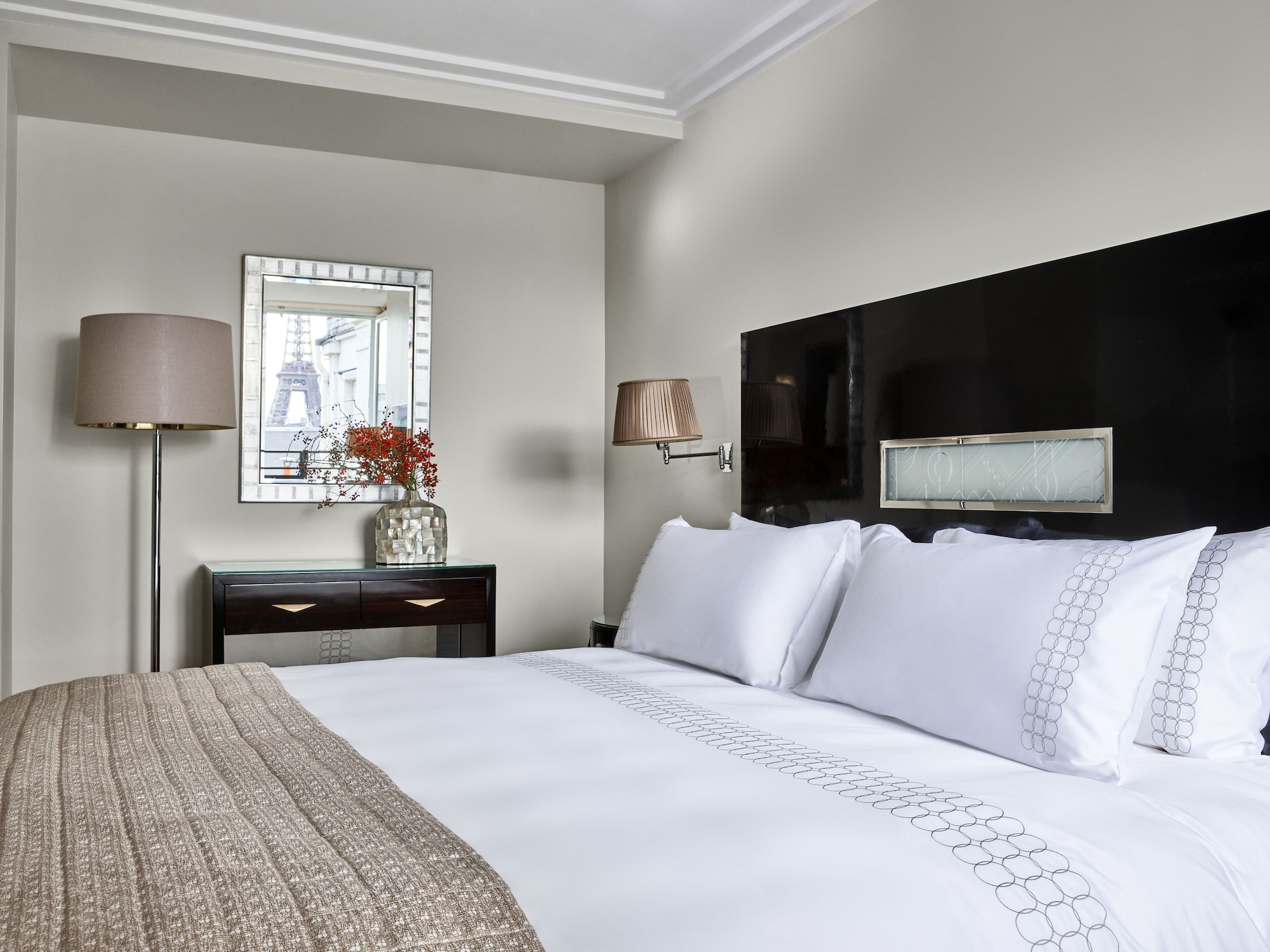 جناح بريستيج جونيور بسرير كينج، Hotel Plaza Athenee 3/5