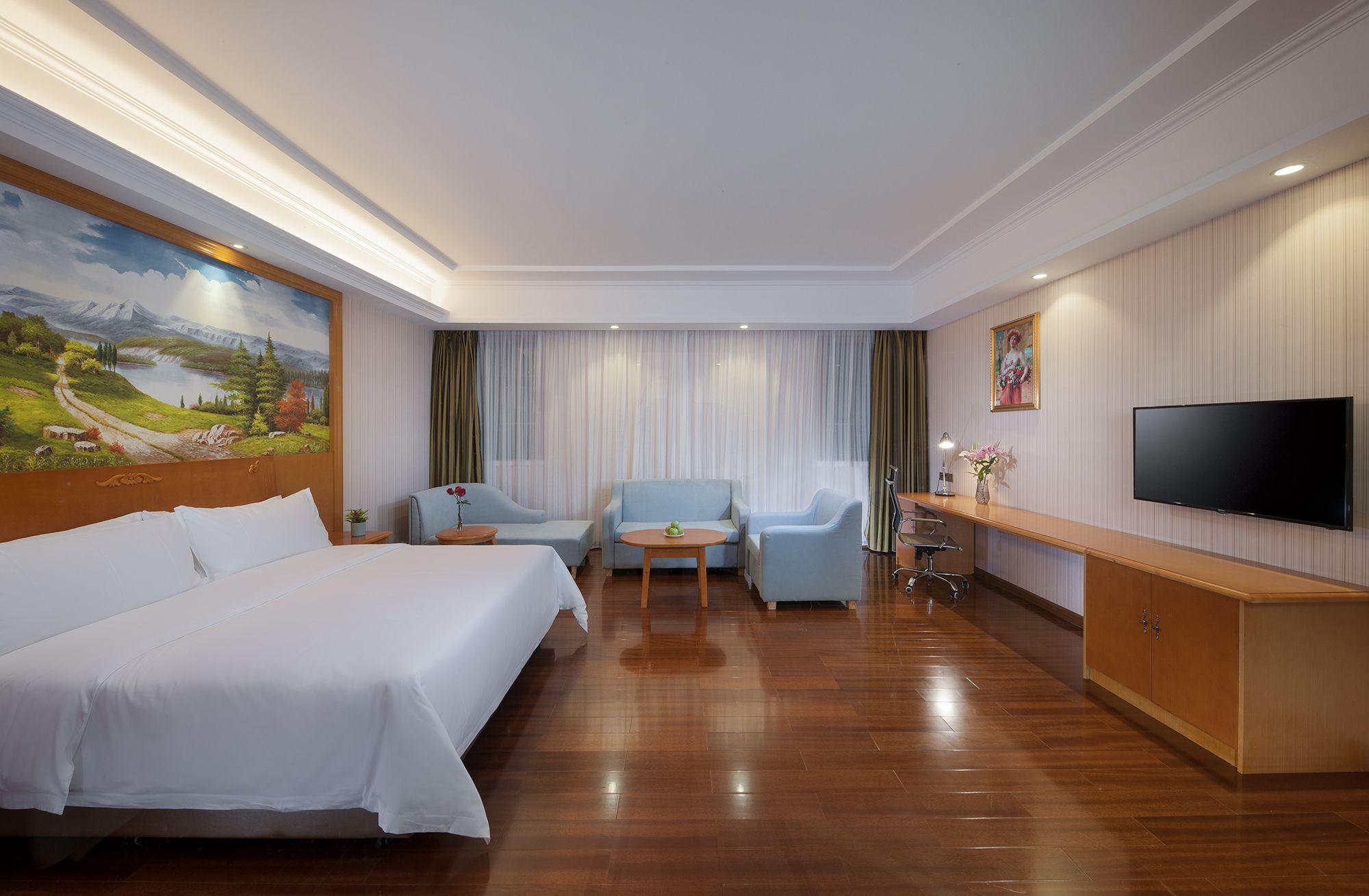 Vienna Hotel (Lingshui Center) 33/47
