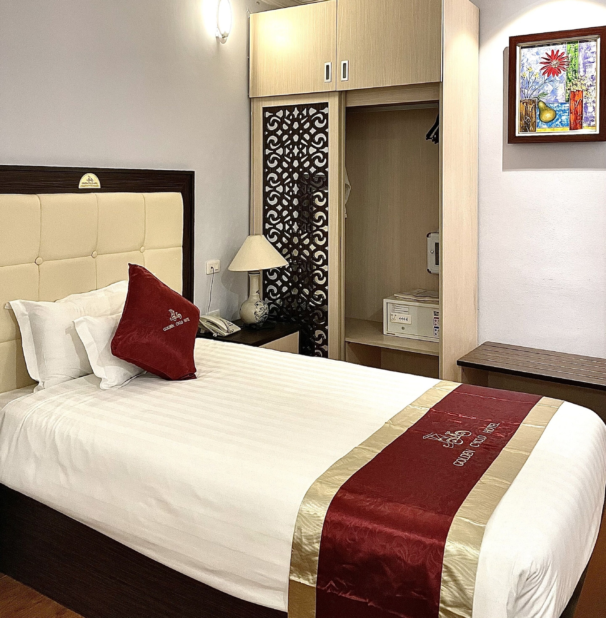 JUNIOR, DOUBLE OR TWIN BED, CITY VIEW