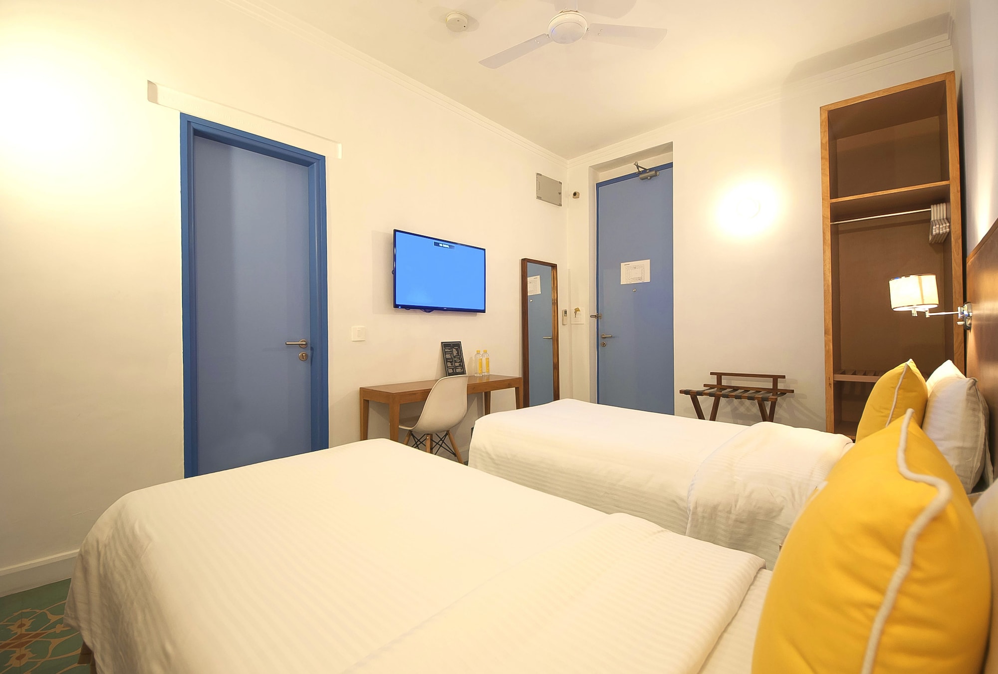 DELUXE, TWIN BEDS