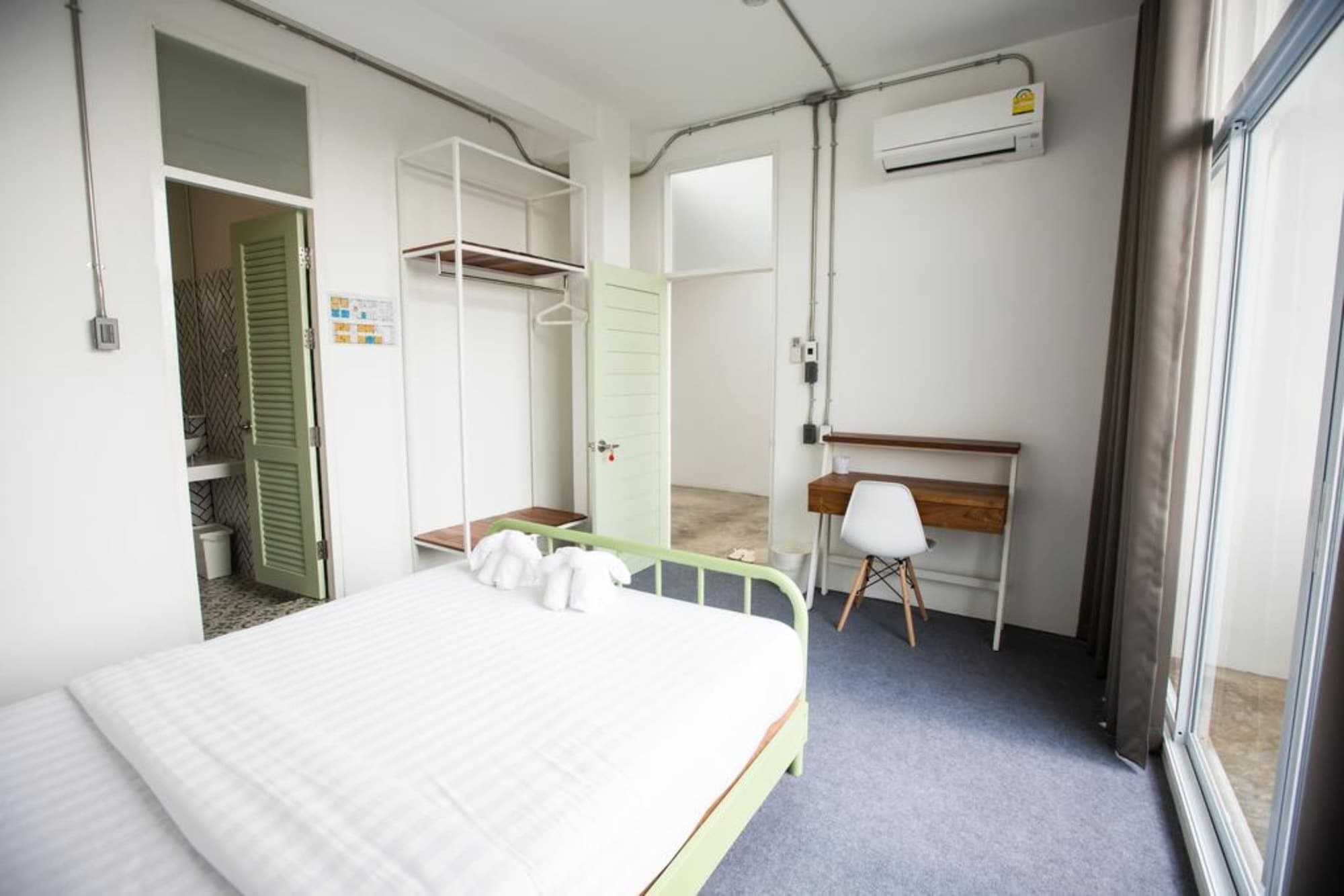 ROOM, DOUBLE BED