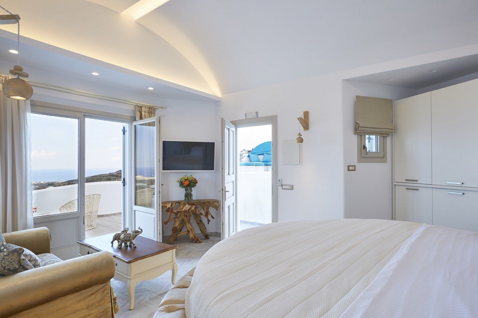1 BEDROOM, KING BED