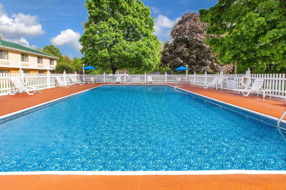 Baymont By Wyndham Harrisburg 23/41