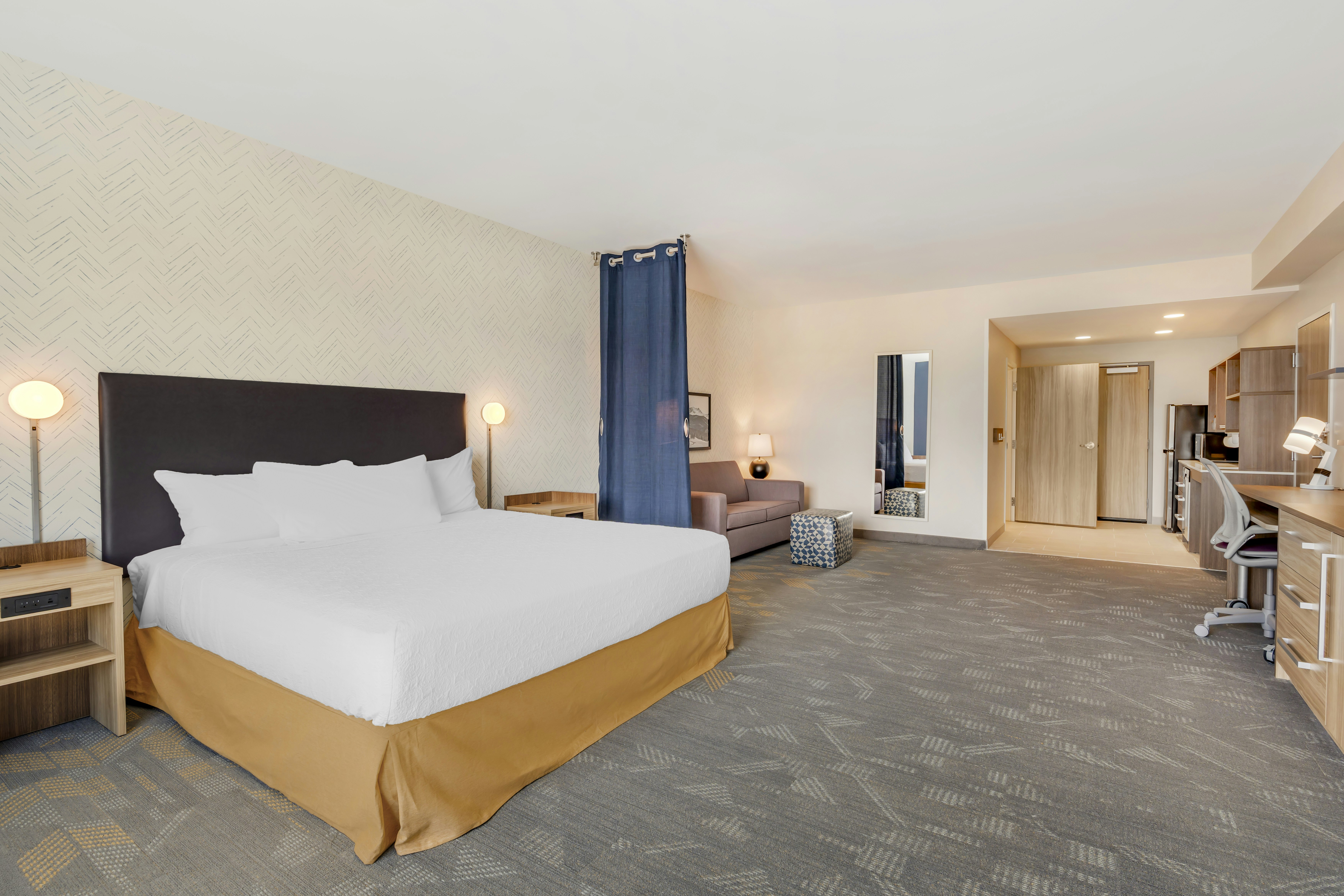 غرفة بسرير كينج بإطلالة على الجبل بغرفة نوم واحدة، Home2 Suites by Hilton Bozeman Four Corners 3/9