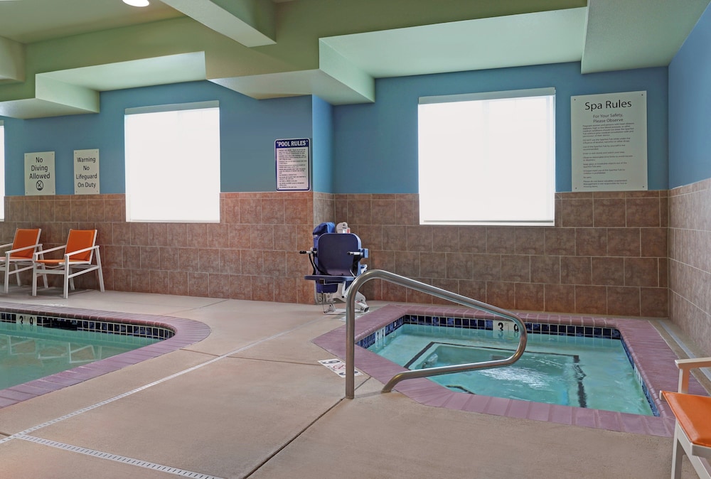 Holiday Inn Express Hotel And Suites Newport 34/76