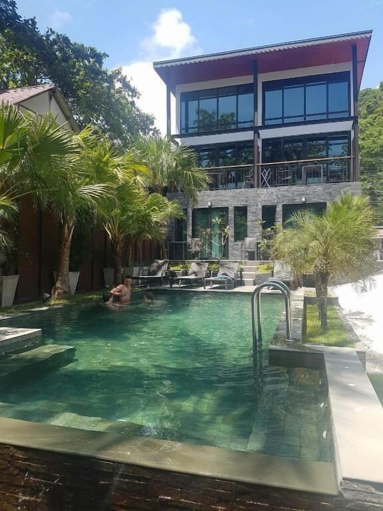 15 Palms Beach Resort 10/56